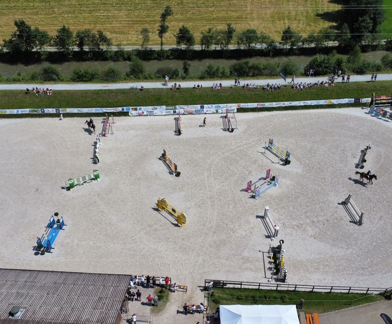 Außenreitplatz mit Parcours
