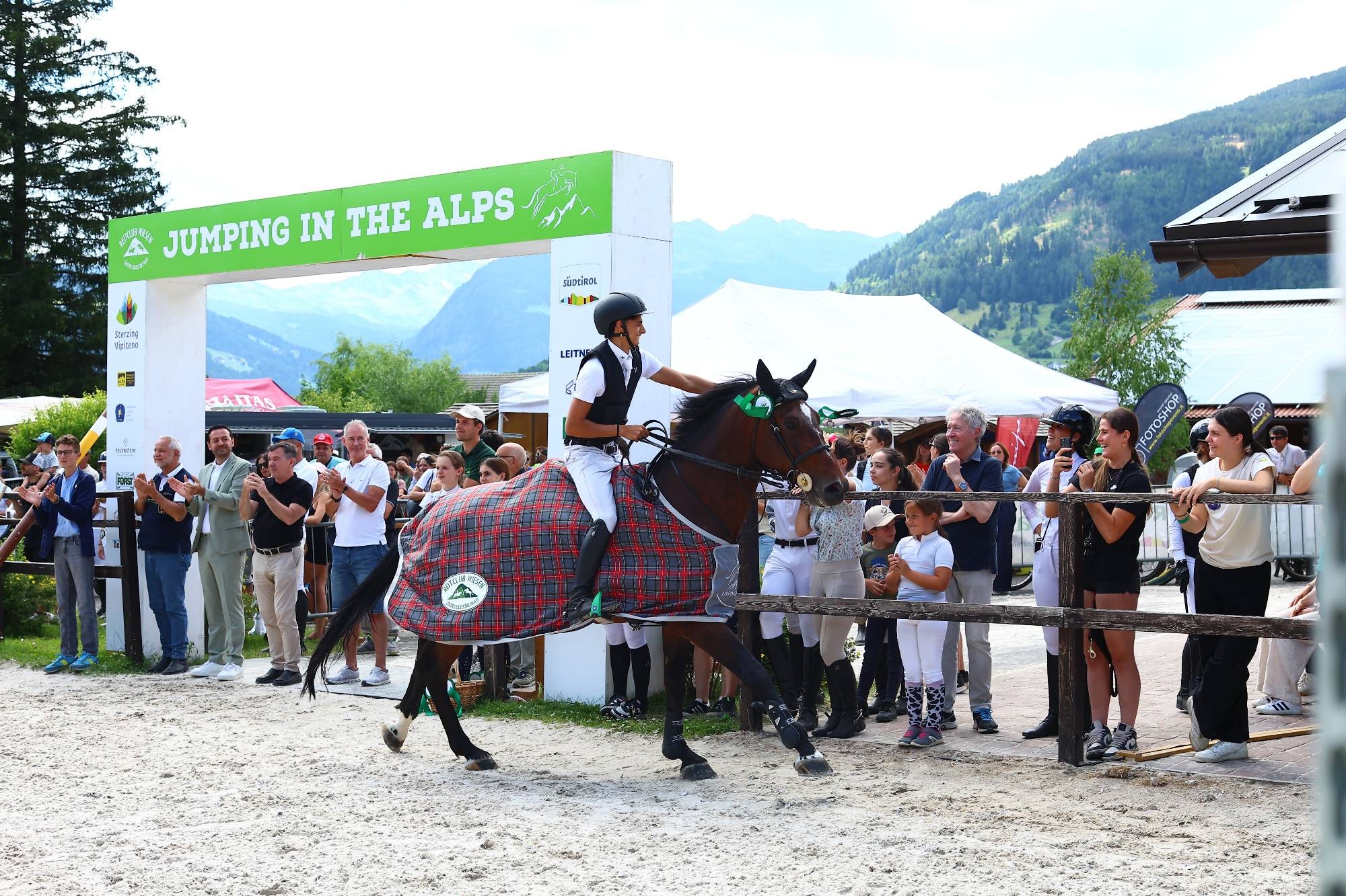 Ingresso sotto l'arco „Jumping in the Alps“